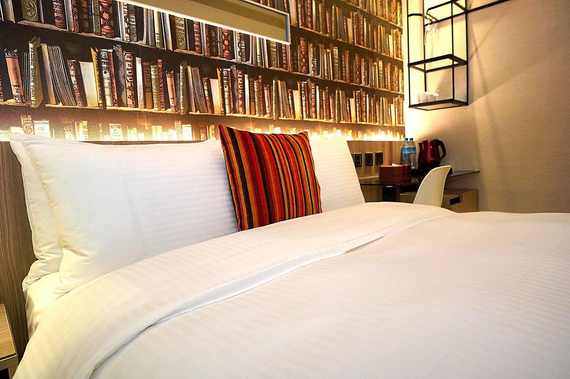 Via Hotel - Zhongxiao Taipei Bagian luar foto