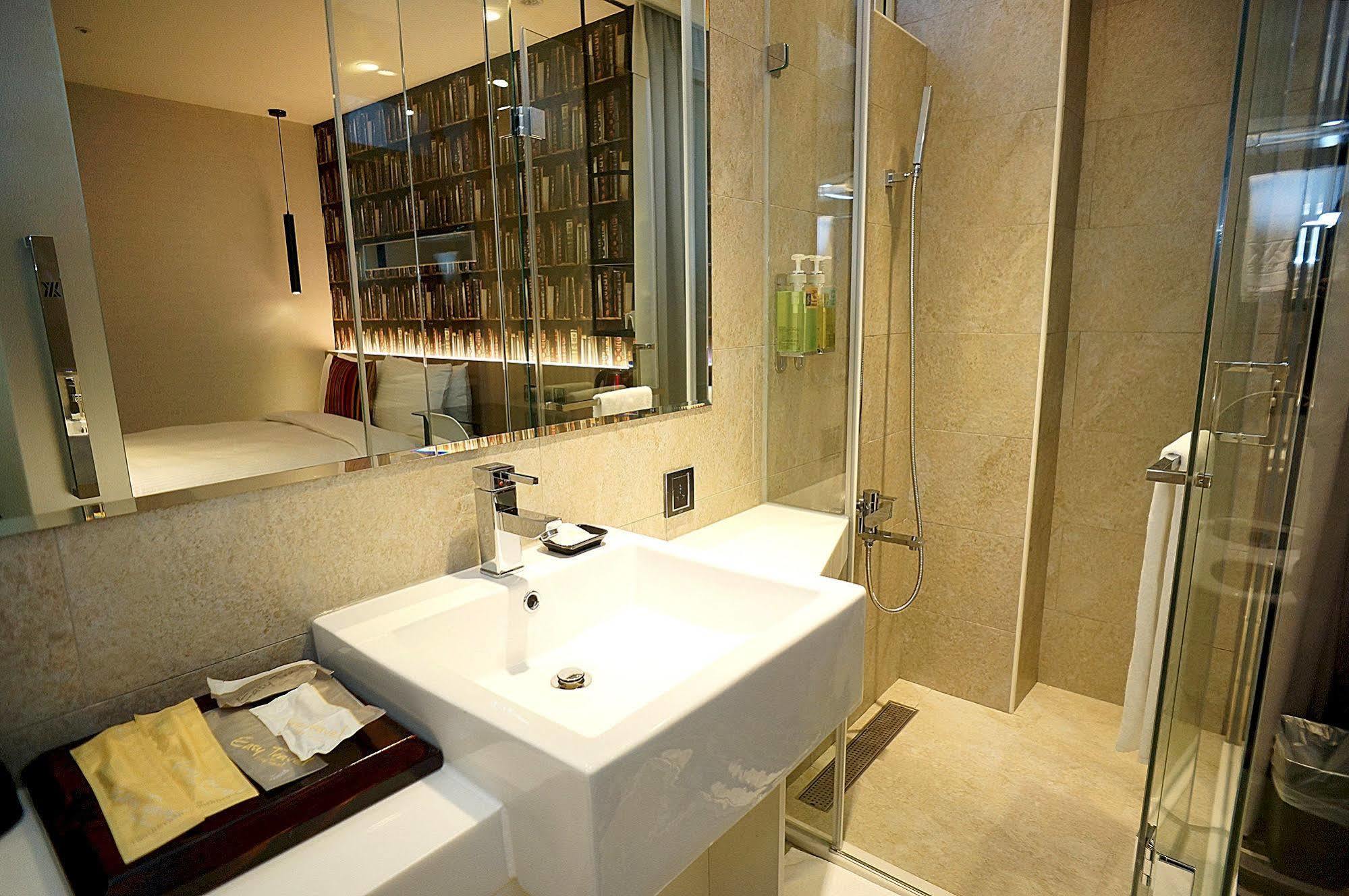 Via Hotel - Zhongxiao Taipei Bagian luar foto